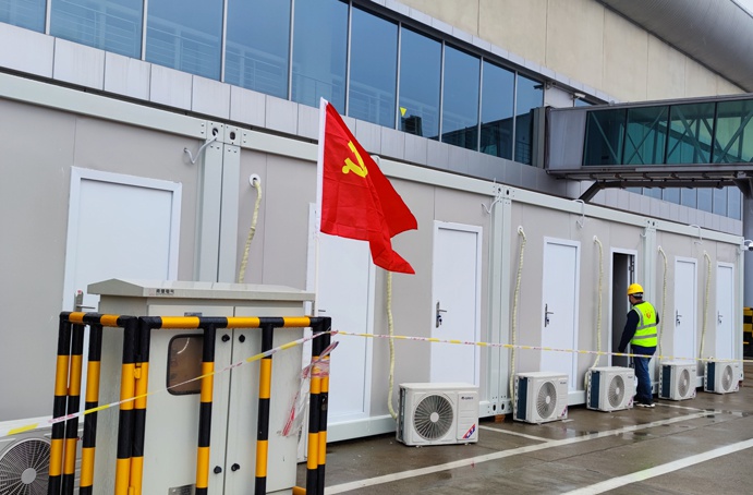 南昌市政建設(shè)集團(tuán)黨旗在項目一線高高飄揚(yáng)6911.jpg