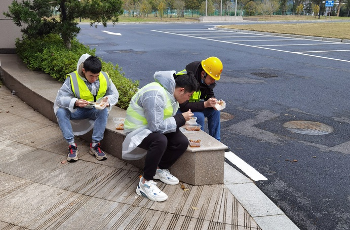 南昌市政建設(shè)集團(tuán)黨旗在項目一線高高飄揚(yáng)6915.jpg