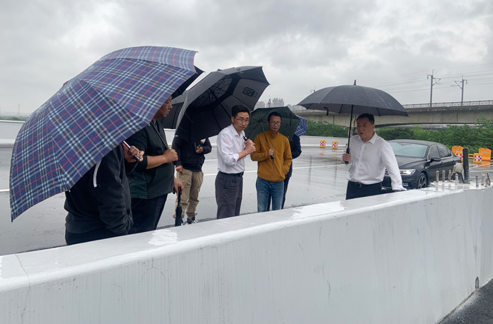 徐旭前往南昌縣河洲路項目、小藍大道快速化項目調(diào)研pg